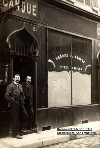 0 16- scene de vie a Mostaganem 1906 mon Gd Pere et un ami devant une succursale de banque